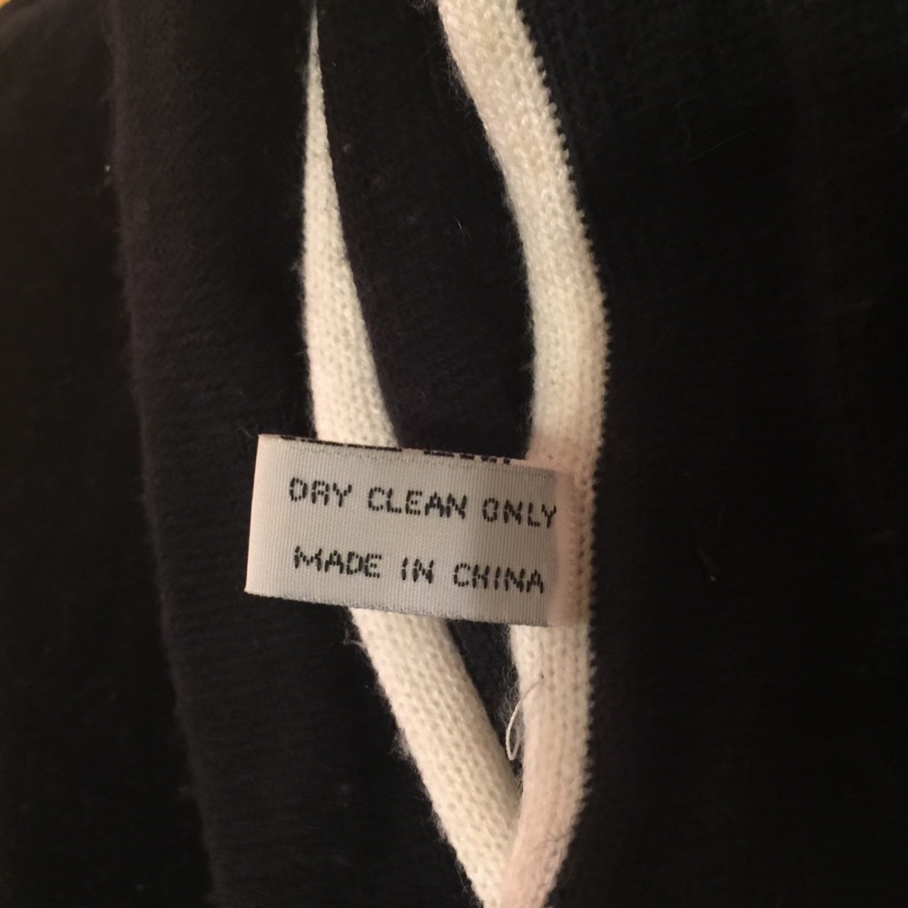 Xtra Long Blk & Wht Reversible Scarf🧣 - Picture 15 of 15